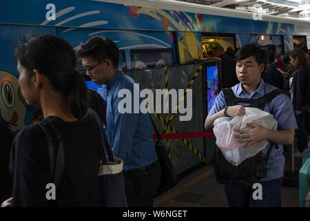 Bangkok, Bangkok, Thailandia. 2 agosto, 2019. Sera pendolari passare e osservare damged vetro da quella mattina di esplosione di bomba, uno dei sei in tutta la città che ha lasciato 4 feriti Credito: Adryel Talamantes/ZUMA filo/Alamy Live News Foto Stock