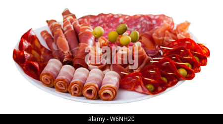 Un assortimento di diversi tipi di salsiccia Spagnola. Isolato su sfondo bianco Foto Stock