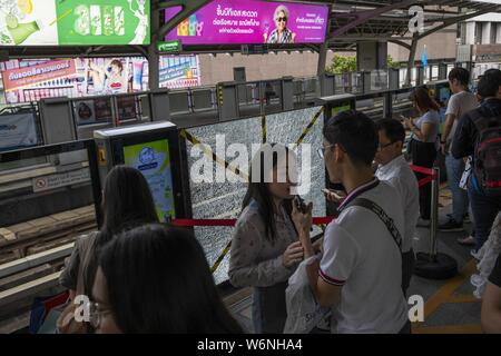 Bangkok, Bangkok, Thailandia. 2 agosto, 2019. Sera pendolari passare e osservare damged vetro da quella mattina di esplosione di bomba, uno dei sei in tutta la città che ha lasciato 4 feriti Credito: Adryel Talamantes/ZUMA filo/Alamy Live News Foto Stock