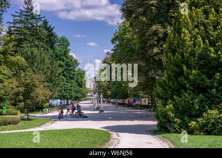 Viste verso il castello di Ljubljana da Tivoli park Foto Stock