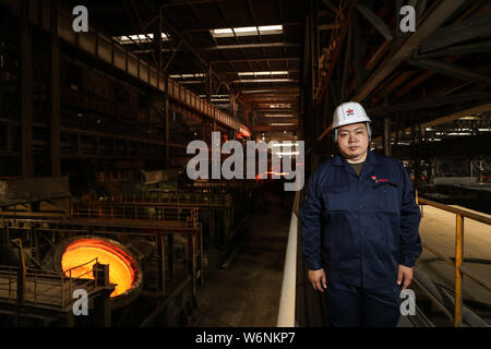 (190801) -- ANSHAN, 1 Agosto, 2019 (Xinhua) -- Sicurezza supervisore Xie Fei in posa per una foto al suo luogo di lavoro del gruppo Ansteel Co., Ltd. in Anshan, a nord-est della Cina di Provincia di Liaoning, 20 giugno 2019. Nato dalle macerie nella città di Anshan nel Nordest della Cina, 70-anno-vecchio Ansteel era "la culla della cina industria siderurgica' così come il primo ferro e acciaio costruito gigante dopo la fondazione della Repubblica popolare cinese di 70 anni fa. Attualmente, Ansteel è in grado di produrre circa 40 milioni di tonnellate di ferro e di acciaio di un anno. Il suo acciaio può essere trovato in molti progetti iconica tra cui la sala grande del Foto Stock