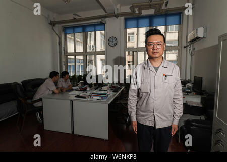 (190801) -- ANSHAN, 1 Agosto, 2019 (Xinhua) -- il personale amministrativo Li Peng in posa per una foto al suo luogo di lavoro del gruppo Ansteel Co., Ltd. in Anshan, a nord-est della Cina di Provincia di Liaoning, 20 giugno 2019. Nato dalle macerie nella città di Anshan nel Nordest della Cina, 70-anno-vecchio Ansteel era "la culla della cina industria siderurgica' così come il primo ferro e acciaio costruito gigante dopo la fondazione della Repubblica popolare cinese di 70 anni fa. Attualmente, Ansteel è in grado di produrre circa 40 milioni di tonnellate di ferro e di acciaio di un anno. Il suo acciaio può essere trovato in molti iconico progetti tra cui la Sala Grande Foto Stock