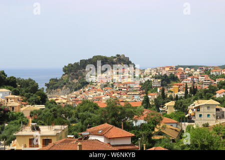 Vista panoramica dalla collina del tradizionale villaggio greco di Parga e il castello veneziano. Vista sullo sfondo del blu del mare e del cielo Foto Stock