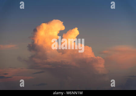 Cielo di sera con drammatica nuvole sopra il mare con scolpita in 3D cloudscape. Foto Stock