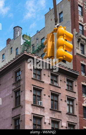 Semaforo di New York, vista di una serie di semafori sospesi sopra MacDougal Street nel West Village, New York City, USA Foto Stock