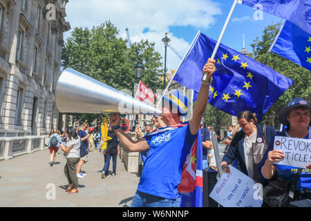 Londra REGNO UNITO. Il 2 agosto 2019. Steve Bray fondatore di (SODEM) Stand di Defiance Movimento europeo grida con un tannoy al di fuori del Cabinet Office in Whitehall con 90 giorno rimanente fino al 31 ottobre la data quando il Primo Ministro Boris Johnson promette di prendere il Regno Unito fuori l'Unione europea se non vi è alcuna trattativa sul Brexit. Il governo mantiene una sottile maggioranza di un seggio in Parlamento dopo aver perso il Brecon Radnoshire di elezione per i liberali democratici.Credit: amer ghazzal/Alamy Live News Foto Stock