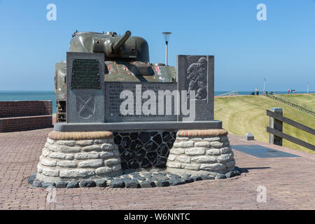 Serbatoio militare alla diga Vicino Westkapelle, campo di battaglia di WW2 Foto Stock