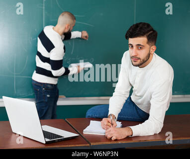 Due maschio università studenti in preparazione per gli esami insieme alla classe Foto Stock