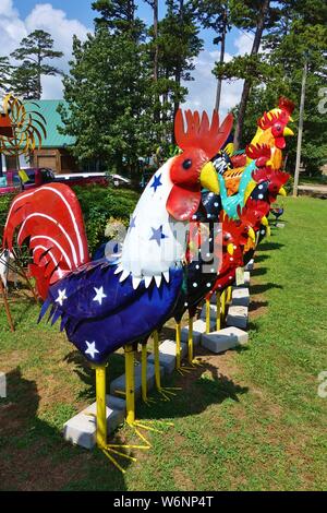 EUREKA SPRINGS, Arkansas -28 Giu 2019- Vista colorati gigante galli di metallo all'aperto al Le piume di metallo a Eureka Springs, Arkansas. Foto Stock