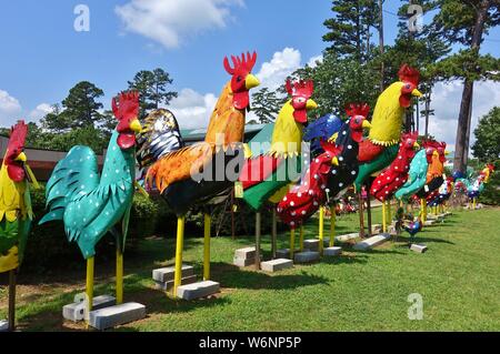 EUREKA SPRINGS, Arkansas -28 Giu 2019- Vista colorati gigante galli di metallo all'aperto al Le piume di metallo a Eureka Springs, Arkansas. Foto Stock