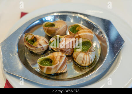 Cucina francese Escargots de Bourgogne - Lumache con burro alle erbe Foto Stock
