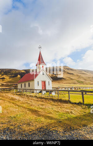 Rustico colorato , Chiesa su un Islanda Plain vicino Glaumbaer, Islanda. Foto Stock