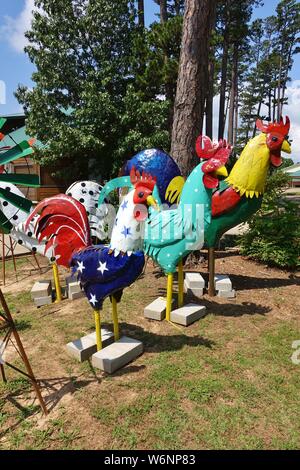 EUREKA SPRINGS, Arkansas -28 Giu 2019- Vista colorati gigante galli di metallo all'aperto al Le piume di metallo a Eureka Springs, Arkansas. Foto Stock