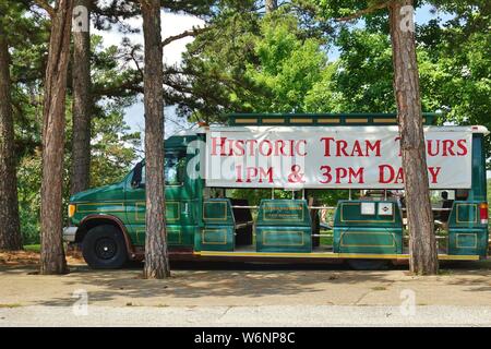 EUREKA SPRINGS, Arkansas -28 Giu 2019- vista di un turista van offrendo storico tram Tours a Eureka Springs, Arkansas. Foto Stock