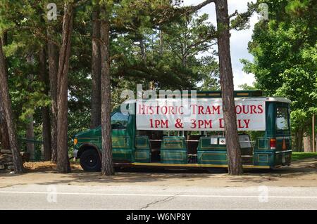 EUREKA SPRINGS, Arkansas -28 Giu 2019- vista di un turista van offrendo storico tram Tours a Eureka Springs, Arkansas. Foto Stock