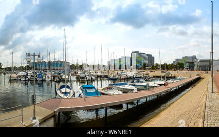 Panorama della marina a smorzare in costa del Mar Baltico con edifici di appartamenti e health clinic in background Foto Stock