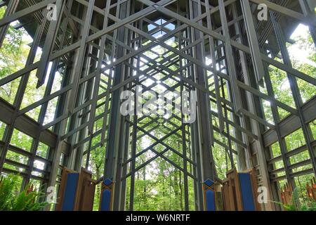 EUREKA SPRINGS, AK -28 Giu 2019- Vista della cappella Thorncrown, una pietra miliare della cappella di legno nei boschi di Eureka Springs, Arkansas, elencati sulla Nationa Foto Stock