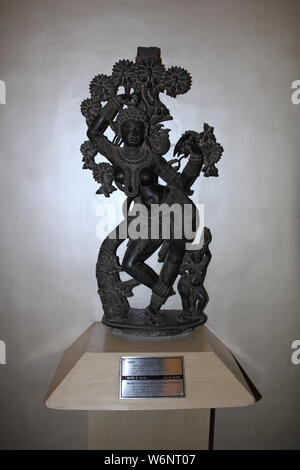 Xii secolo statua femminile del signore Vishnu (Mohini) in un museo, il Museo Nazionale e Janpath New Delhi, India Foto Stock