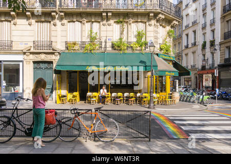Paris Street scene - scena sulla Rue des Archives nel quartiere di Marais, 4° arrondissement di Parigi, in Francia, in Europa. Foto Stock