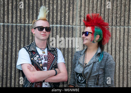 Blackpool, Lancashire, Regno Unito. 2 agosto, 2019. Meret & Jaan presso la ribellione Festival, la più grande del mondo punk festival di Blackpool. All'inizio di agosto, Blackpool Winter Gardens ospita una massiccia linea di punk band per la ventunesima edizione del Festival di ribellione che attirano migliaia di turisti per il resort. Oltre 4 giorni di ogni mese di agosto in Blackpool, davvero il meglio del punk si riuniscono per questo evento sociale dell'anno con 4 giorni di musica attraverso 6 tappe con masse di bande. Credito; Credito: MediaWorldImages/Alamy Live News Foto Stock