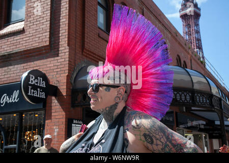 Blackpool, Lancashire, Regno Unito. 2 agosto, 2019. Frida Williams presso la ribellione Festival, la più grande del mondo punk festival di Blackpool. All'inizio di agosto, Blackpool Winter Gardens ospita una massiccia linea di punk band per la ventunesima edizione del Festival di ribellione che attirano migliaia di turisti per il resort. Oltre 4 giorni di ogni mese di agosto in Blackpool, davvero il meglio del punk si riuniscono per questo evento sociale dell'anno con 4 giorni di musica attraverso 6 tappe con masse di bande. Credito; Credito: MediaWorldImages/Alamy Live News Foto Stock