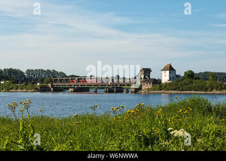 Combinato su strada e ferrovia ponte levatoio attraverso Schlei ad aspirazione Lindaunis, Schleswig-Holstein, Germania Foto Stock