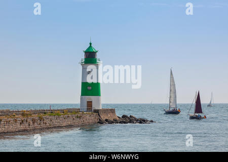 Barche a vela passando dal faro Schleimünde Schlei tra ingresso e Mar Baltico Foto Stock