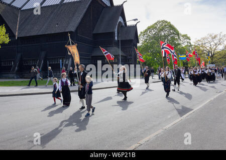 Patrioti norvegesi tenendo bandiere nazionali durante la annualmente Norways' Independence Day eventi vicino Skansen'ingresso del parco. La Scandinavia, Svezia Foto Stock