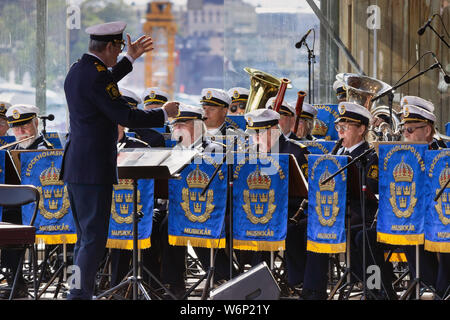 Stoccolma della polizia di musicisti e conduttore di eseguire dal vivo sul palco. La celebrazione annuale della nazionale norvegese di giorno di indipendenza. Skansen.Svezia Foto Stock