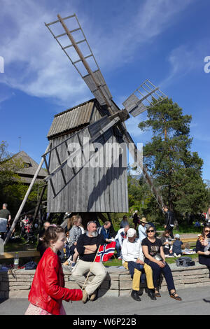 Skandinavian folla raccolta in Skansen del sito Ölandskvarnarna spot, durante l'annuale nazionale norvegese celebrazioni del giorno dell'indipendenza. Svezia Foto Stock
