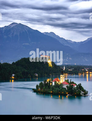 Il mio viaggio a bled, visto dalla parte superiore della foresta dove è possibile vedere la chiesa immersa nel lago Foto Stock