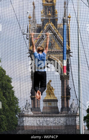Hyde Park, London, Regno Unito. Il 2 agosto 2019. Un flying scuola di trapezio da circo Gorilla in Hyde Park accanto all'Albert Memorial. Credito: Matteo Chattle/Alamy Live News Foto Stock