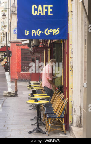 Cafe Paris Marais Le Pick Clops - Uomo inserendo le Pick Clops, il cafe su Rue Vieille du Temple nel quartiere Marais di Parigi, in Francia, in Europa. Foto Stock