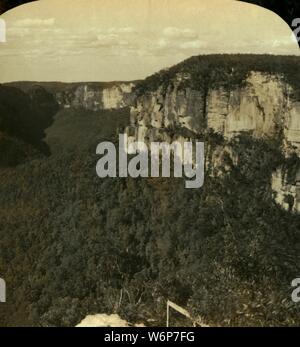 'L'Grose Valley, Blue Mountains, N.S.W., Australia", 1909. 'Ampia vista delle scogliere brusche vicino Govett's Leap'. Uno di un insieme di visualizzazioni stereocard da George Rose, in box come "studi attraverso lo stereoscopio", per essere visualizzato su un Sun stereoscopio scultura realizzata da Underwood &AMP; Underwood. [Rose Stereografia Company, Melbourne, Sydney, Wellington &AMP; Londra, c1909] Foto Stock