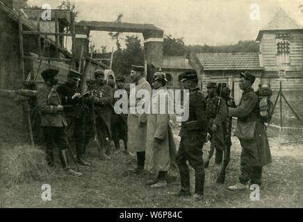 Prigionieri tedeschi, la prima guerra mondiale, 1914, (c1920). 'Ufficiali francesi nella parte anteriore interrogare i soldati tedeschi portò da trincee'. Due prigionieri di guerra tedeschi (centro) sono interrogate. Da "La grande guerra mondiale - una storia", Volume I, edito da Frank un Mumby. [Il Gresham Publishing Company Ltd, Londra, c1920] Foto Stock