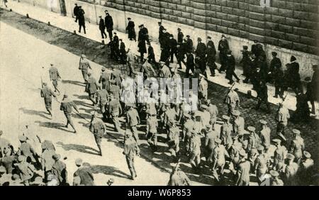 Prigionieri tedeschi da SMS 'Magdeburg' in Petrograd, Russia, la prima guerra mondiale, agosto 1914, (c1920). "La Russia prigionieri navale: superstiti del distrutto l incrociatore Tedesco Magdeburg arrivando a Petrograd [San Pietroburgo]". Il 'Magdeburg' si è arenata a Odensholm, al largo della costa estone, il 26 agosto. Le forze russe sgusciate gli stranded cruiser e ha preso il prigioniero dell'equipaggio. Da "La grande guerra mondiale - una storia", Volume I, edito da Frank un Mumby. [Il Gresham Publishing Company Ltd, Londra, c1920] Foto Stock