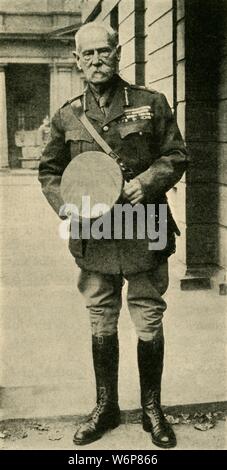 Maresciallo di Campo Frederick Sleigh Roberts, 30 settembre 1914, (c1920). Ritratto di Sir Frederick, primo Earl Roberts (1832-1914), fotografata sul suo ottanta-secondo compleanno, poco prima della sua morte il 14 novembre 1914. Roberts (1832-1914) è stato uno dei principali militari britannici figure di epoca vittoriana. Egli ha combattuto nella seconda guerra afgana di 1878-1880, nella guerra boera in Sud Africa, e fu il comandante in capo dell'Esercito britannico. Da "La grande guerra mondiale - una storia" Volume II, edito da Frank un Mumby. [Il Gresham Publishing Company Ltd, Londra, c1920] Foto Stock