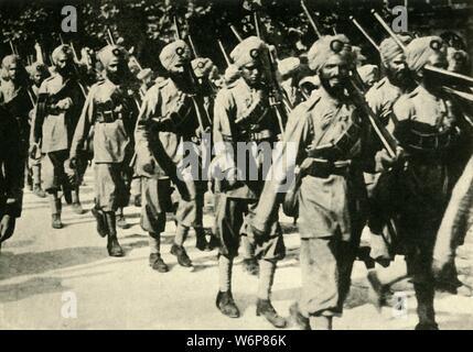 I soldati indiani in Francia, la prima guerra mondiale, 1914, (c1920). Un reggimento Sikh in marzo. Oltre un milione di truppe indiane in l'esercito indiano britannico (del Raj) ha lottato in Parlamento, il Mediterraneo e il Medio Oriente teatri di guerra. Almeno 74,187 soldati indiani morti, con 67.000 feriti. Da "La grande guerra mondiale - una storia", Volume I, edito da Frank un Mumby. [Il Gresham Publishing Company Ltd, Londra, c1920] Foto Stock