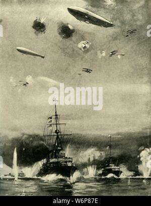 'Il British Air Raid a Cuxhaven, il giorno di Natale, 1914', (c1920). '...La Zeppelin attentato contro la forza di scorta di incrociatori leggeri". Raffigurazione "dalla descrizione di un eye-witness', della nave britannica basato su air-raid su tedesco forze navali a Cuxhaven in Germania del nord costa, durante la Prima Guerra Mondiale. Da "La grande guerra mondiale - una storia" Volume II, edito da Frank un Mumby. [Il Gresham Publishing Company Ltd, Londra, c1920] Foto Stock