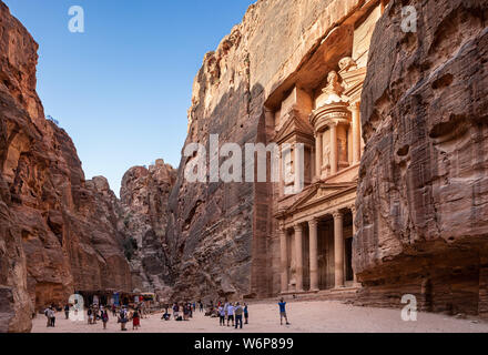 Il Tesoro o Al-Khazneh in Petra, Giordania. Foto Stock