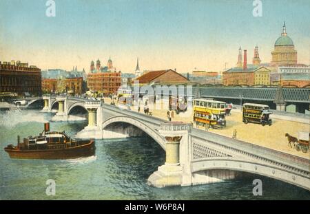 Blackfriars Bridge, Londra, c1910. Vista del traffico su Blackfriars road bridge (aperto nel 1869), oltre il Fiume Tamigi, con il ponte della ferrovia dietro, e la Cattedrale di St Paul e nella distanza. Cartolina. Foto Stock