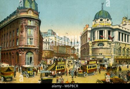 Aldwych, London, c1910. Open top bus su The Strand, con il Gaiety Theatre, aperto nel 1903, sulla destra. Cartolina. Foto Stock