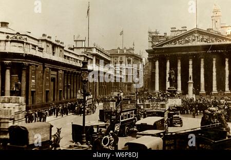 La Banca di Inghilterra e Royal Exchange, Londra, c1910. La folla nella città di Londra, con sommità aperta, omnibuses furgoni, e un cavallo e un carrello. Il Royal Exchange edificio è stato inaugurato nel 1844. Cartolina. Foto Stock