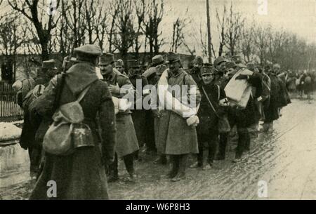 Prigionieri austriaci, Przemysl, marzo 1915, (c1920). "Dopo la conquista russa di Przemysl, Marzo 22, 1915: prigionieri austriaci preparare per loro sessanta miglia di marzo di Lemberg'. Forze austro-ungarico si arrese ai russi presso la fortezza di Przemysl (ora nel sud-est della Polonia). Da "La grande guerra mondiale - una storia" III volume, edito da Frank un Mumby. [Il Gresham Publishing Company Ltd, Londra, c1920] Foto Stock