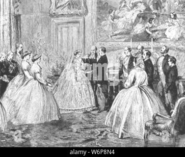 " Il Matrimonio della principessa Alice con il Principe Louis di Hesse nella sala di Osborne House, 1 luglio 1862', (1901). Alice (1843-1878), figlia della regina Victoria, sposò Louis, Granduca di Hesse (1837-1892) presso la residenza reale di Osborne House nell'Isola di Wight. "Dall'Illustrated London News Record del glorioso Regno della Regina Victoria 1837-1901: la vita e l'adesione del re Edward VII e la vita della regina Alexandra". [Londra, 1901] Foto Stock