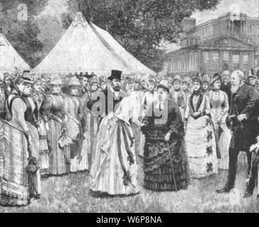 "La Regina Vittoria per il Giubileo Garden Party a Buckingham Palace, Giugno 29, 1887, (1901). Partito in giardini di Buckingham Palace a Londra per celebrare il Giubileo d oro (cinquantesimo anniversario dell'ascesa al trono) della regina Victoria (1819-1901). "Dall'Illustrated London News Record del glorioso Regno della Regina Victoria 1837-1901: la vita e l'adesione del re Edward VII e la vita della regina Alexandra". [Londra, 1901] Foto Stock