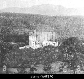 "Castello di Balmoral al momento di Victoria", (1901). Vista del Castello di Balmoral, Aberdeenshire, Scozia, durante il regno della regina Victoria (1837-1901). L'immobile è stato acquistato nel 1852 dalla Regina Vittoria per il marito il Principe Alberto che hanno ampliato il castello del XV secolo. Essa è stata la residenza estiva della famiglia reale britannica sin. "Dall'Illustrated London News Record del glorioso Regno della Regina Victoria 1837-1901: la vita e l'adesione del re Edward VII e la vita della regina Alexandra". [Londra, 1901] Foto Stock