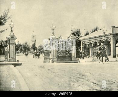 "Entrata al Palazzo del Governo, Melbourne', 1901. La sede del governo è stato inaugurato nel 1876, su terreni che originariamente è stato accantonato in 1841. Progettato da William Wardell in stile Italianamente. Da "Australia Federated". [La società Werner, London, 1901] Foto Stock