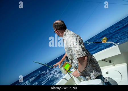 Uomo di pesca in mare al largo della costa di San Juan, Puerto Rico Foto Stock