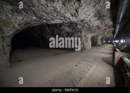 Sotto la Roccia di Gibilterra si trova la Great North Road, un sistema di tunnel che è stato costruito nella seconda guerra mondiale che collega al XVIII secolo Grande Assedio di gallerie e Fosse Way Tunnel. Per potere aiutare la zona fu Calpe stazione di generazione e alla fine (Nord) del grande Nord galleria stradale è la seconda guerra mondiale ospedale. L'ingresso è a Maida Vale, l'esterno i nomi delle strade in corrispondenza di punti di intersezione sono speculari in molte parti interne come bene. Il tratto di strada si sposta completamente in basso a Calpe foro stazione di generazione, una grande potenza della metropolitana stazione. Foto Stock